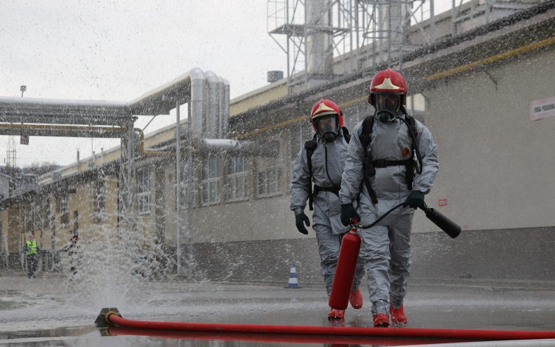 Dinas Damkar Rembang Bersihkan Tumpahan Oli di Kantor Camat